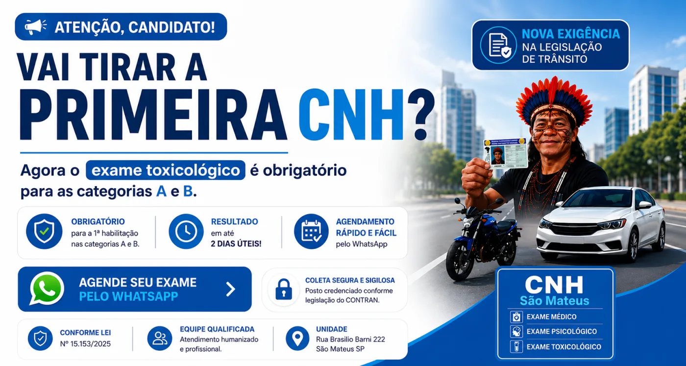 Motorista mostrando a CNH após exame toxicológico